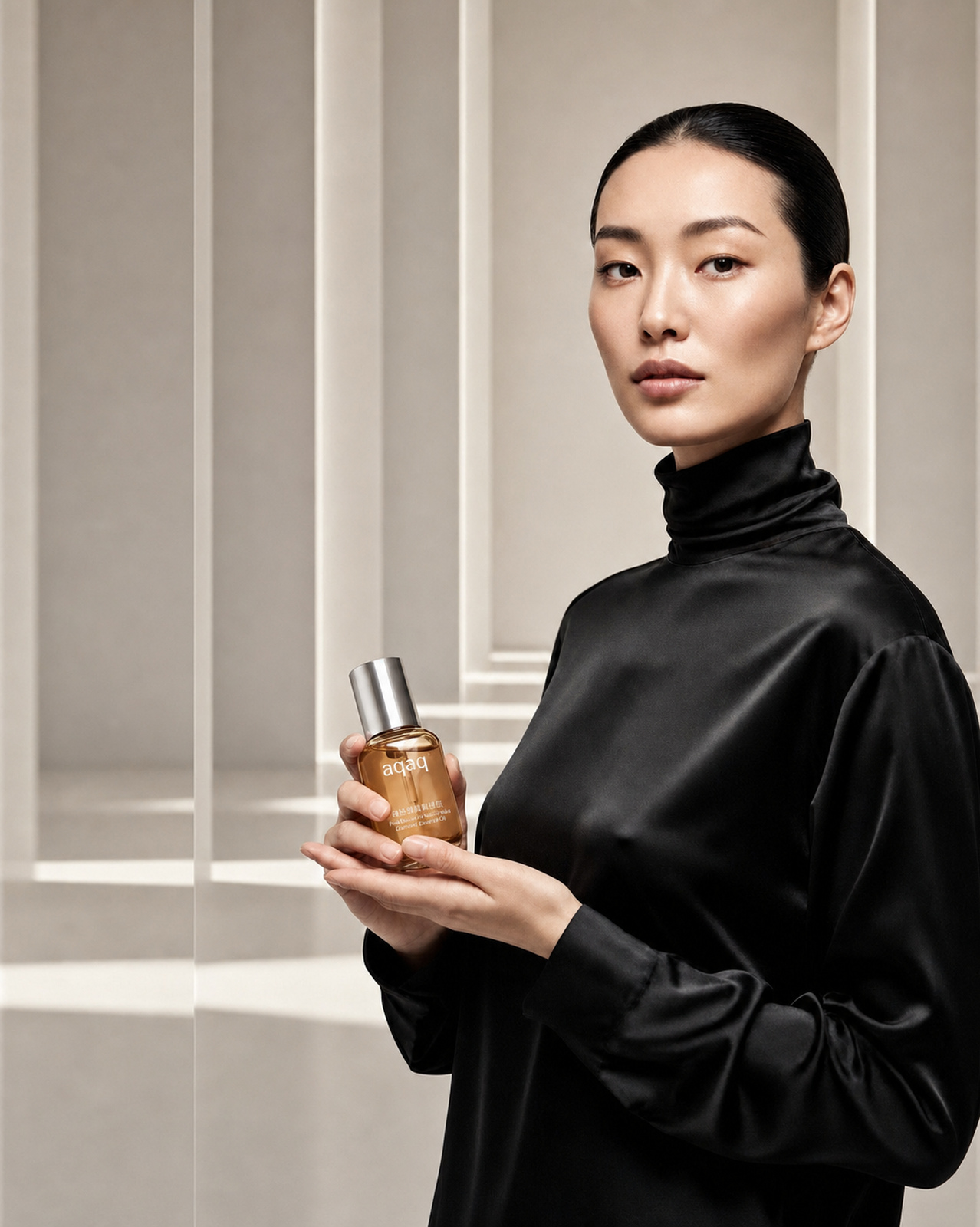 身穿黑色高领服装的女性手持 AQAQ 粉钻抗皱舒缓精华油
